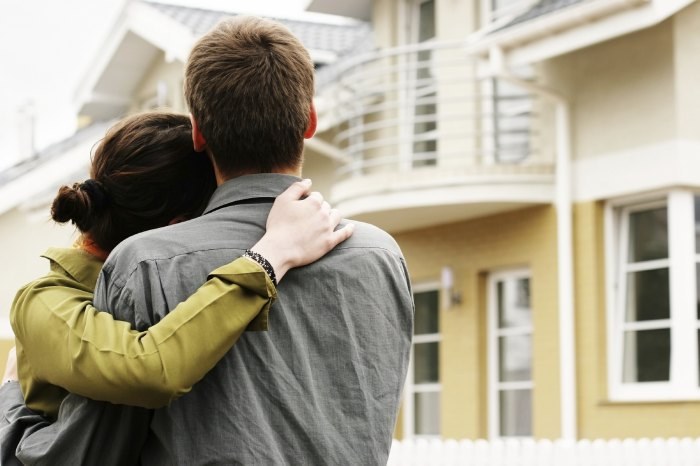 073-couple-looking-at-home1.jpg