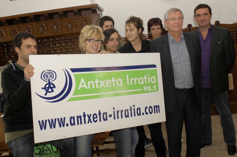 10 kandela Antxeta Irratiarentzat 10 kandela Antxeta Irratiarentzat