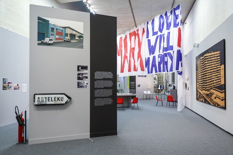 1990eko hamarkadako kolektibo artistikoen inguruko erakusketa jarri dute Donostiako San Telmo museoan