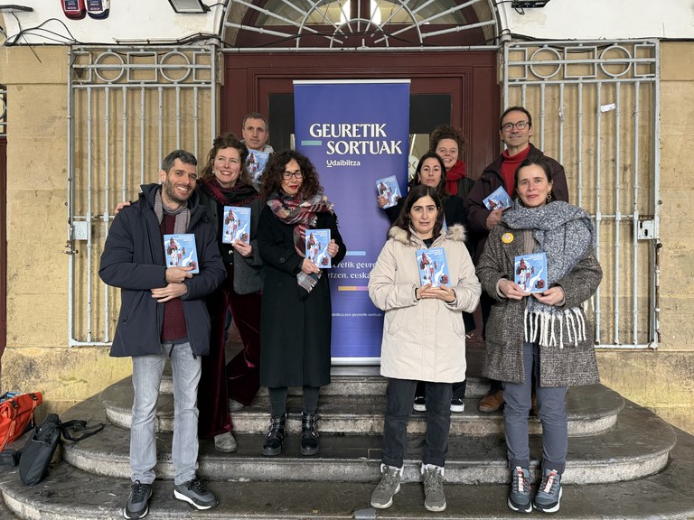 ‘Hamaika irakurtzeko jaioak’ ipuin-bilduma argitaratu dute