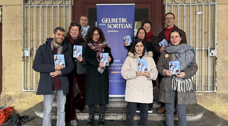 ‘Hamaika irakurtzeko jaioak’ ipuin-bilduma argitaratu dute