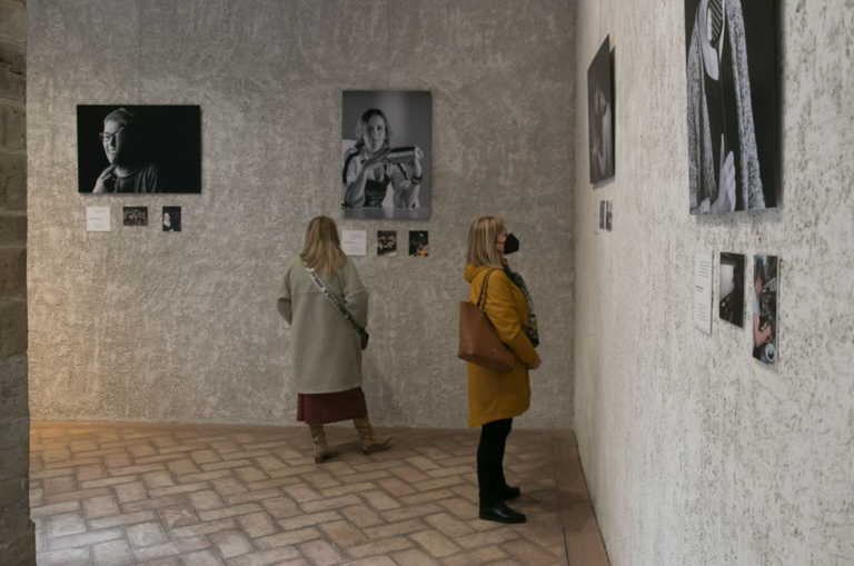 ‘Nafarroako ostalaritzaren historia, emakumeek kontatua’ erakusketa jarri dute Iruñean