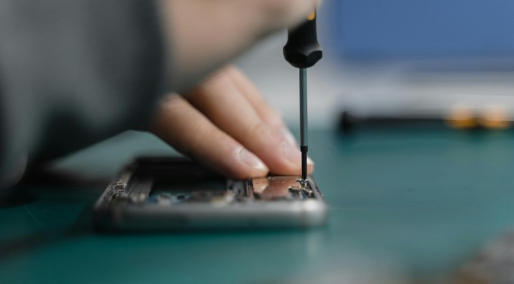 2027tik aurrera bueltan izango dira bateria erauzgarria duten mugikorrak