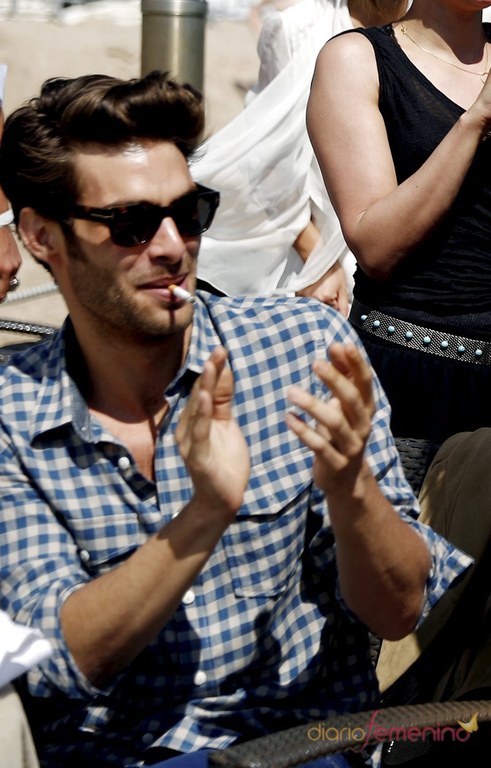 46843-jon-kortajarena-un-guapo-adicto-al-tabaco.jpg