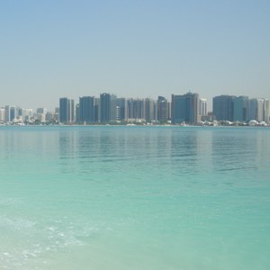 Abu Dhabi: urrezko txanponak eta lingoteak makina batean Abu Dhabi: urrezko txanponak eta lingoteak makina batean