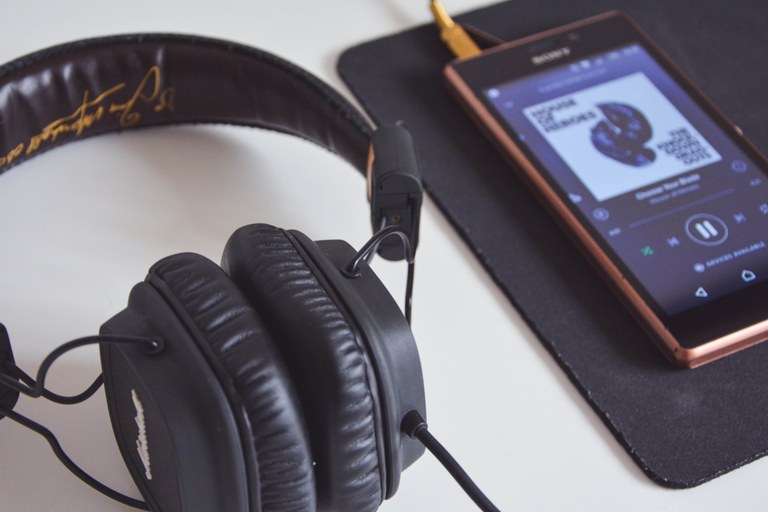Adimen artifiziala erabiliz kantuak masiboki erreproduzitu eta streaming plataformei iruzur egiteagatik kartzela-zigorra jaso duen estatubatuarra