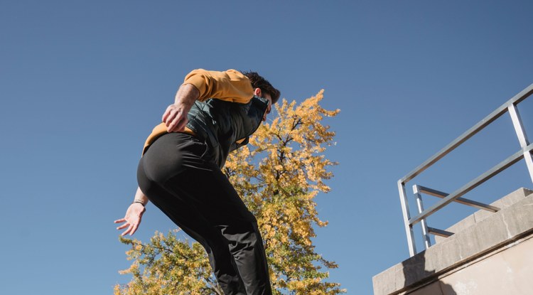 Adinekoentzako parkour-eskola egokituak egiten dituzte Singapurren