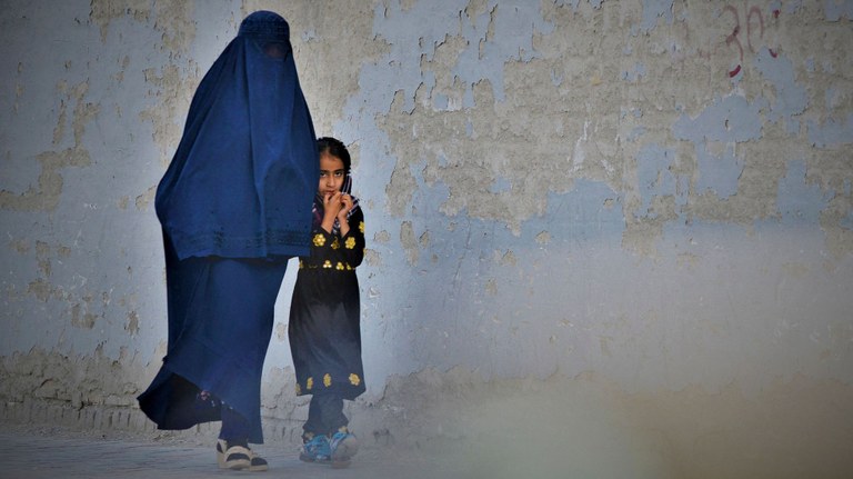 Afganistanen, berriz ere, emakumeak aurpegia estaltzera behartuak