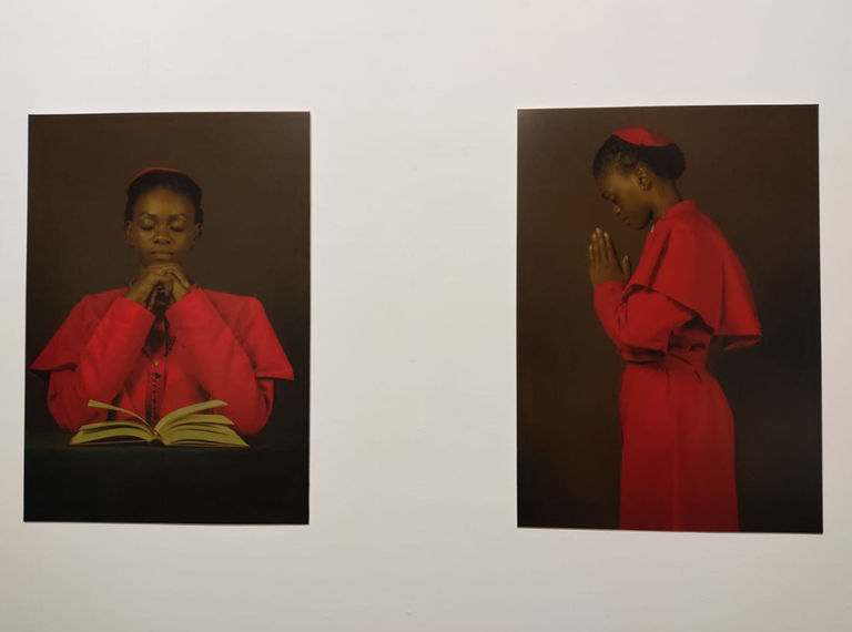 Afrikako indarkeria sexista eta argazkilaritza munduko diskriminazioa islatzen dituen erakusketa jarri dute Iruñean