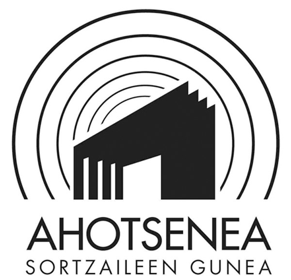 Ahotsenea, Durangoko Azokako euskal sortzaileen gunea, beteta Ahotsenea, Durangoko Azokako euskal sortzaileen gunea, beteta