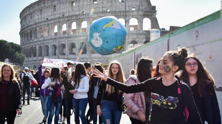 Aldaketa klimatikoa derrigorrezko ikasgaia izango da Italiako eskoletan Aldaketa klimatikoa derrigorrezko ikasgaia izango da Italiako eskoletan