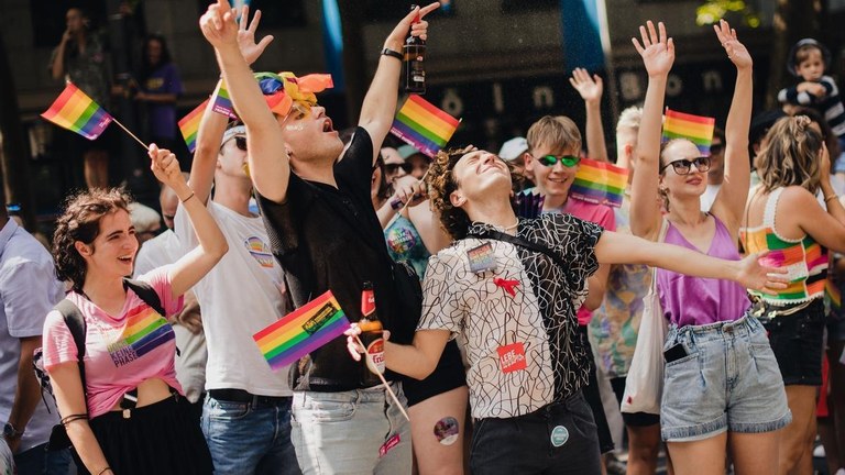 Alemaniak, azkenik, gizonezko homosexualei odol emaile izatea eragozten zien legea ezabatuko du