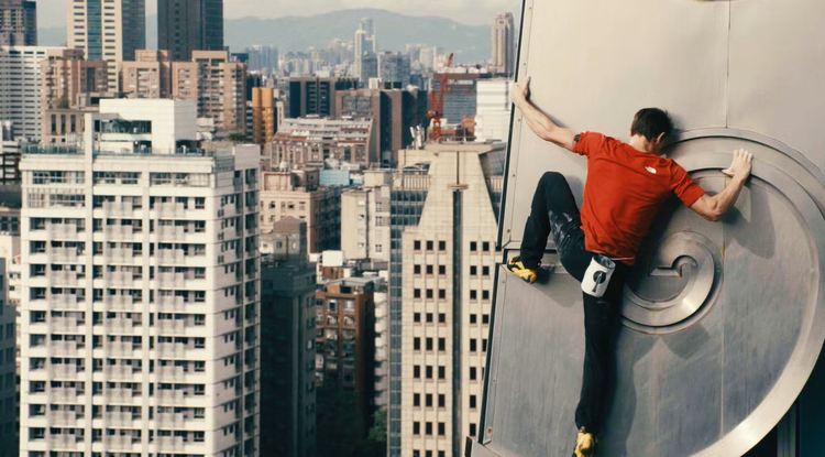 Alex Honnold kirolari estatubatuarrak 508 metroko etxe-orratza eskalatu du sokarik erabili gabe