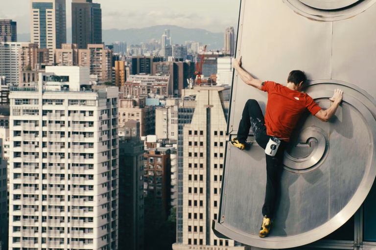 Alex Honnold kirolari estatubatuarrak 508 metroko etxe-orratza eskalatu du sokarik erabili gabe