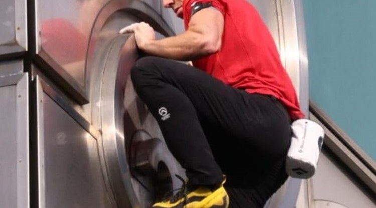 Alex Honnold kirolari estatubatuarrak 508 metroko etxe-orratza eskalatu du sokarik erabili gabe