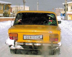 Alkatea lapurtutako auto barruan Alkatea lapurtutako auto barruan