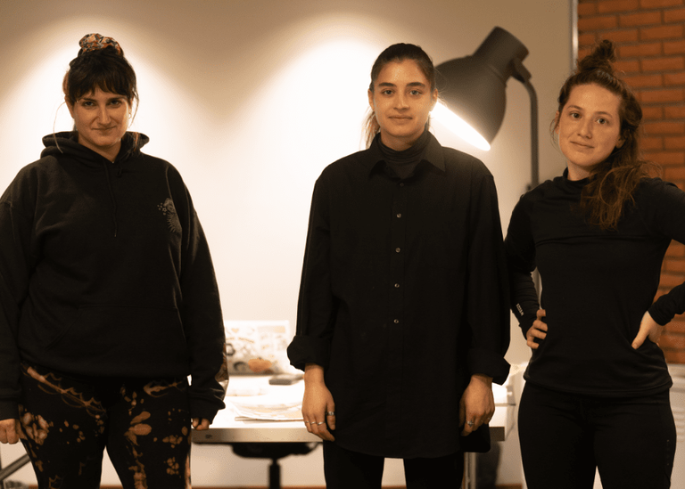 Andrea Ganuza, Charlotte Gosselin eta Clara Chotil ilustratzaileen 'Salda dago!' erakusketa zabaldu dute Bilboko Azkuna Zentroan