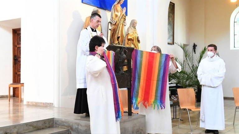 Apaiz alemaniar katolikoek sexu bereko bikoteak ezkondu dituzte Apaiz alemaniar katolikoek sexu bereko bikoteak ezkondu dituzte