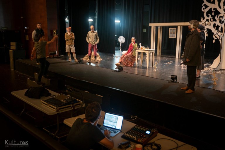 Arnasguneak sormen beka irabazitako 'Intxaurrak' antzezlana estreinatuko dute bihar