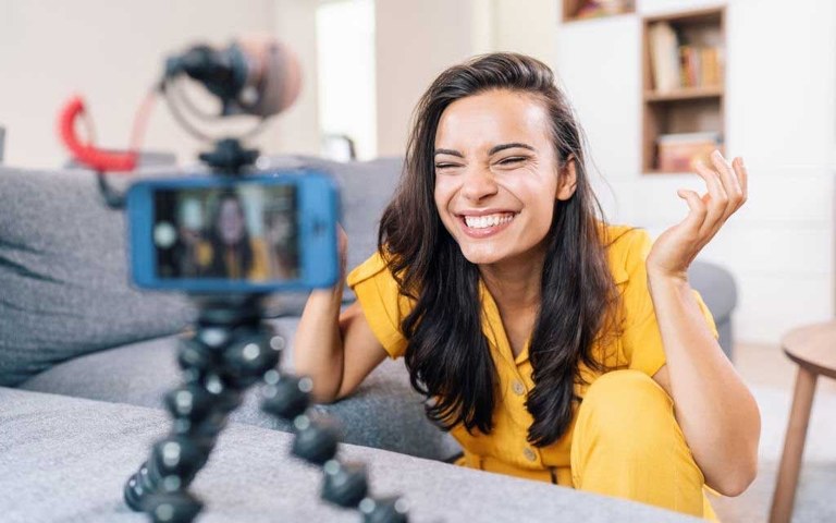 'B-TUBER. YOUTUBER IZARREN BILA!' GAZTEENTZAKO AISIALDI PROGRAMA BILBON 'B-TUBER. YOUTUBER IZARREN BILA!' GAZTEENTZAKO AISIALDI PROGRAMA BILBON