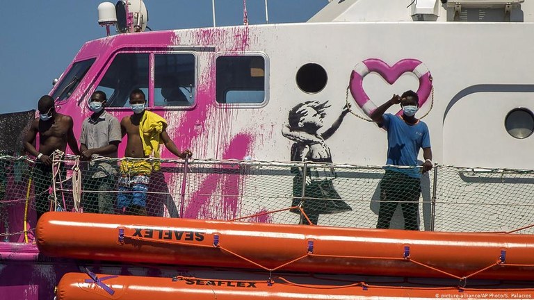 Banksy-ren erreskate barkuak Italiaren laguntza jaso du Banksy-ren erreskate barkuak Italiaren laguntza jaso du