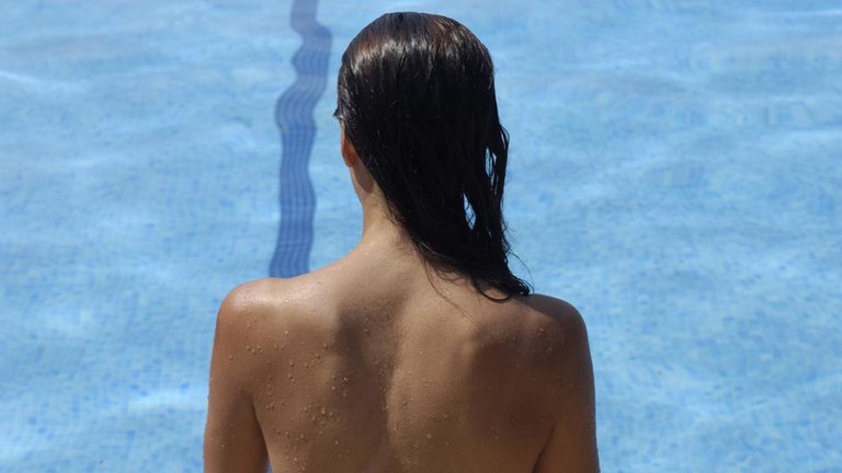 Bartzelonako udal igerilekuetan “topless” egitea baimentzen da Bartzelonako udal igerilekuetan “topless” egitea baimentzen da