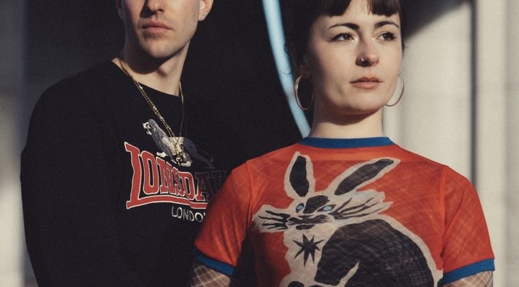 Bengo eta Olaia Inziarte laguntasunari kantari 'Beldurrik Gabe' kantuan