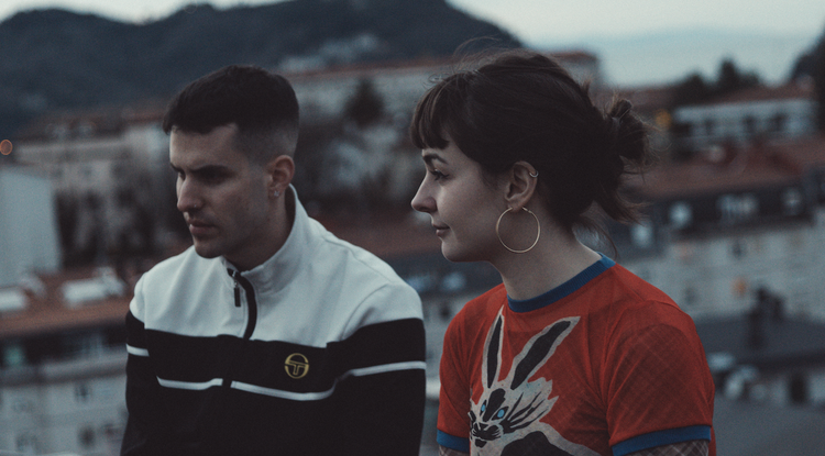 Bengo eta Olaia Inziarte laguntasunari kantari 'Beldurrik Gabe' kantuan