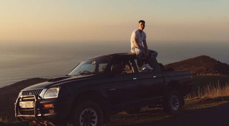 Bengok udako giroa ekarri digu 'Bizirik Gaudelako' kantuarekin