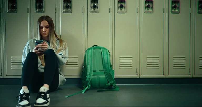 Bi gaztek jasandako ziberjazarpen kasu harrigarria kontatzen duen dokumentala ikusi al duzu?