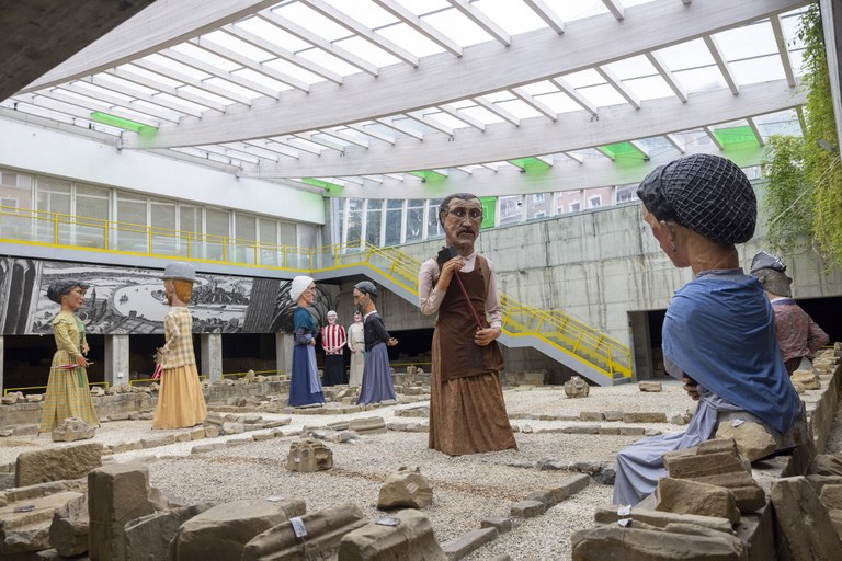 Bilboko erraldoien erakusketa irekiko dute gaur Mariaren Bihotza plazako aztarnategian