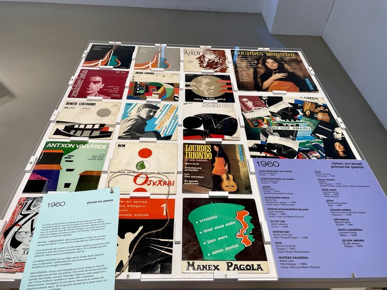 Biniloen azalen bidez euskal kantugintza berriaren ingurukoak kontatzen dituen erakusketa jarri dute Gasteizko Montehermoson