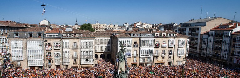 Blusak eta neskak Gasteiz hartzera doaz Blusak eta neskak Gasteiz hartzera doaz