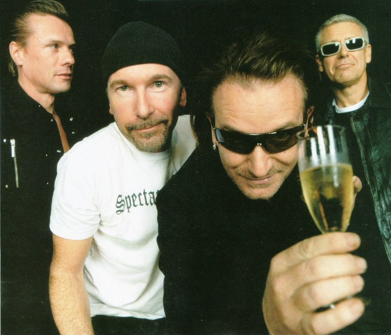 Bono U2ko abeslariari ebakuntza egin diote Bono U2ko abeslariari ebakuntza egin diote