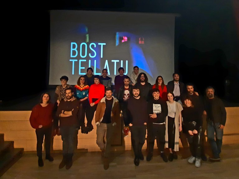 'Bost teilatu' filma aurkezten ari dira herriz herri