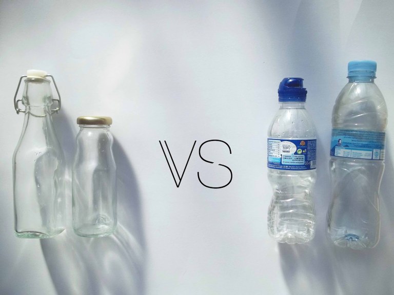 Botella de cristal vs botellas de plastico.jpg