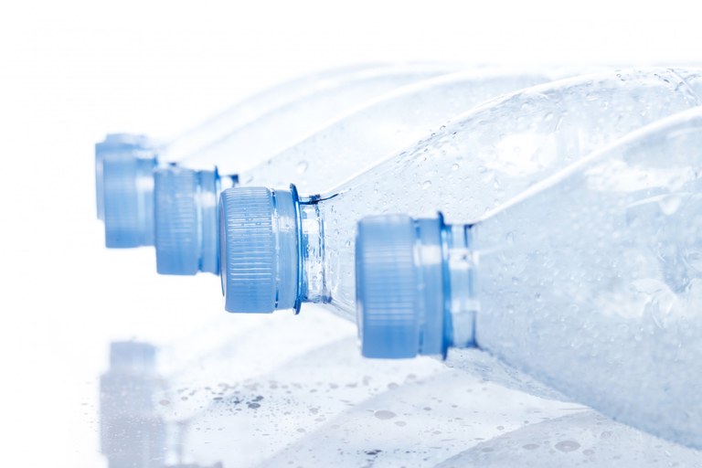 Botilatutako ur litro bakarrean 240.000 nanoplastiko partikula topatu dituzte Botilatutako ur litro bakarrean 240.000 nanoplastiko partikula topatu dituzte