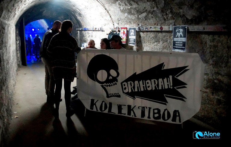 BrahBrah kolektiboa: “Lur azpiko musiken munduak beti berdin jarraitzen du, hauskor baina aberats eta irudimen askorekin.” BrahBrah kolektiboa: “Lur azpiko musiken munduak beti berdin jarraitzen du, hauskor baina aberats eta irudimen askorekin.”
