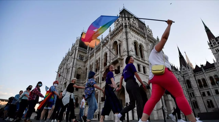 Bruselak espediente zigortzaileak ezarri dizkie Hungaria eta Poloniari euren lege homofoboengatik Bruselak espediente zigortzaileak ezarri dizkie Hungaria eta Poloniari euren lege homofoboengatik