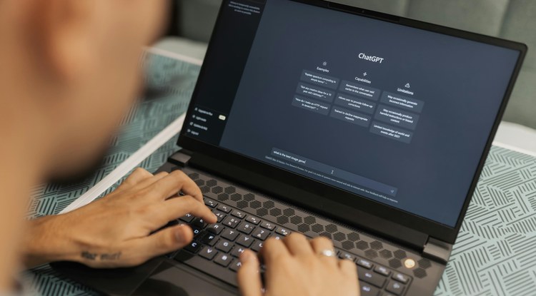 Chat GPT-k erabiltzaileak izendatutako pertsonari abisatuko dio arriskuren bat dagoela igarriz gero