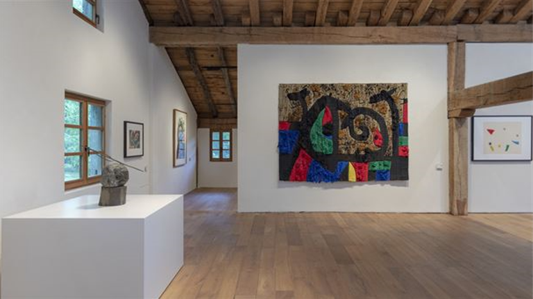 Chillida Lekuk Joan Miróren erakusketa zabaldu du