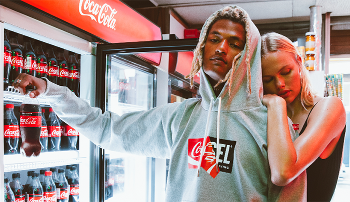 Coca Cola eta Diesel markek freskagarri ezagunaren plastiko botila birziklatuekin egindako arropak merkaturatu dituzte Coca Cola eta Diesel markek freskagarri ezagunaren plastiko botila birziklatuekin egindako arropak merkaturatu dituzte