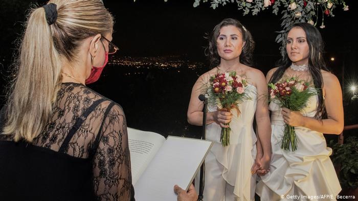 Costa Ricak sexu bereko bikoteen ezkontzak legeztatu ditu Costa Ricak sexu bereko bikoteen ezkontzak legeztatu ditu