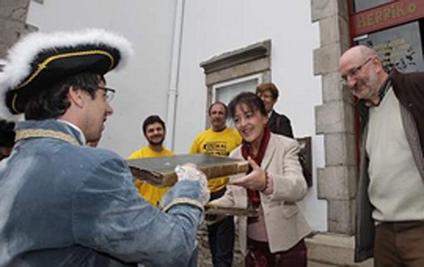 Demoek ekainean agindu zuten azken ekintza burutu dute: Paueko artxibotik hartutako agiriak itzuli d Demoek ekainean agindu zuten azken ekintza burutu dute: Paueko artxibotik hartutako agiriak itzuli d