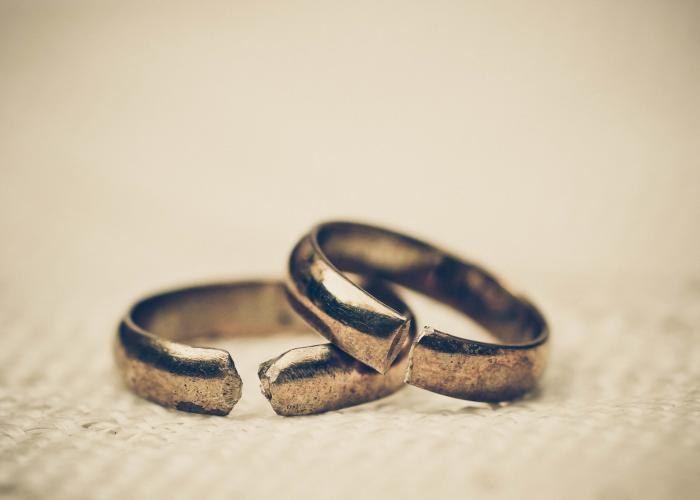 Divorce Broken Rings__700x500.jpg