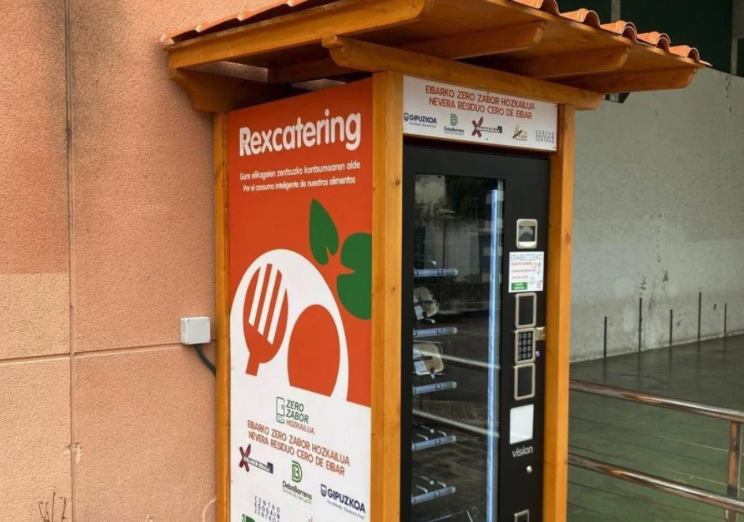 Doako janaria eskaintzen duen "vending" makina Eibarren