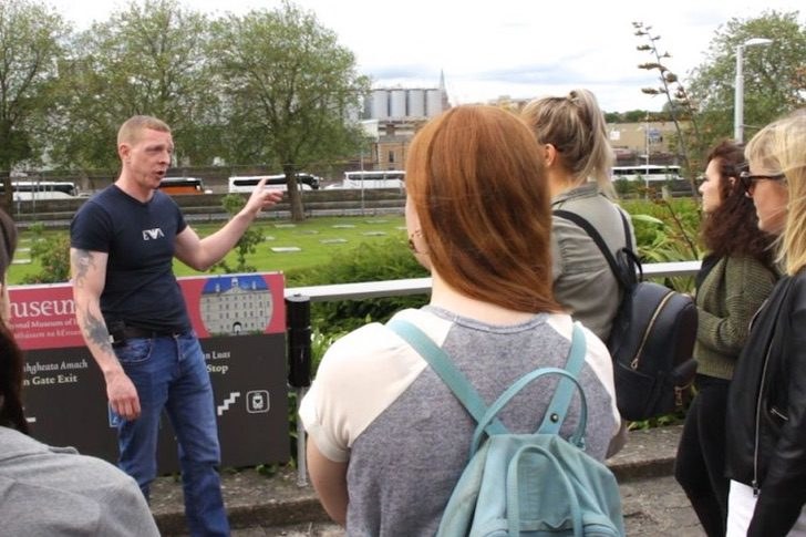 Dublin etxe gabeko pertsonak kontratatzen ari da gidari turistiko moduan Dublin etxe gabeko pertsonak kontratatzen ari da gidari turistiko moduan