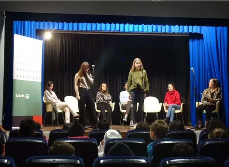 Durangaldeak eta Lea-Artibaik jokatuko dute gaur Bertsolari Gazteen XXX. BBK Lehiaketaren finala Durangaldeak eta Lea-Artibaik jokatuko dute gaur Bertsolari Gazteen XXX. BBK Lehiaketaren finala