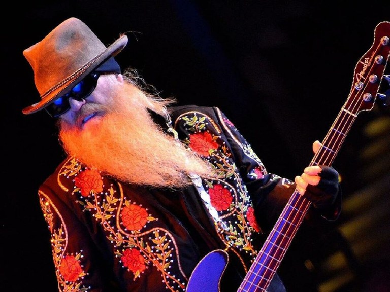 Dusty Hill, ZZ Top talde mitikoko, baxu-jotzailea hil da