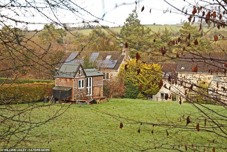 egurrezko etxea urrutitik.jpg